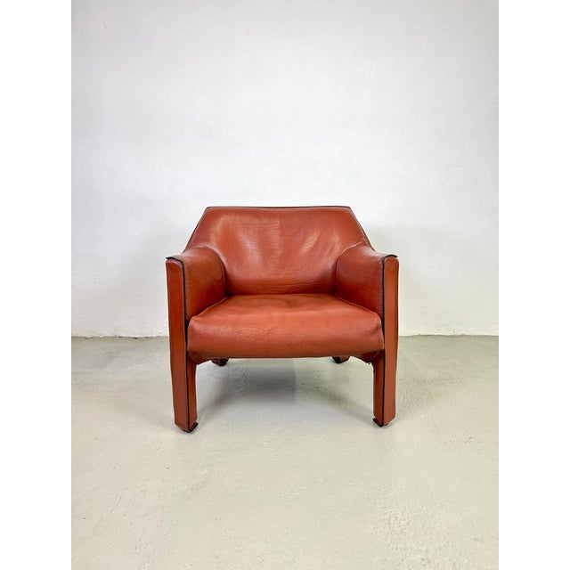 Iconic and sculptural, this CAB 415 armchair by Mario Bellini for Cassina stands out for its enveloping yet rigorous...