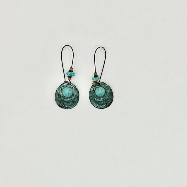 These are a lovely pair of faux turquoise drop/dangle earrings. They feature a Southwestern Aztec style with dark metal...