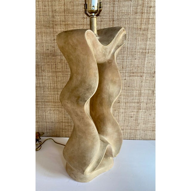 Jaru Biomorphic Post-Modern Freeform Ribbon Motif Plaster Table Lamp by Jaru, 1980's For Sale - Image 4 of 13