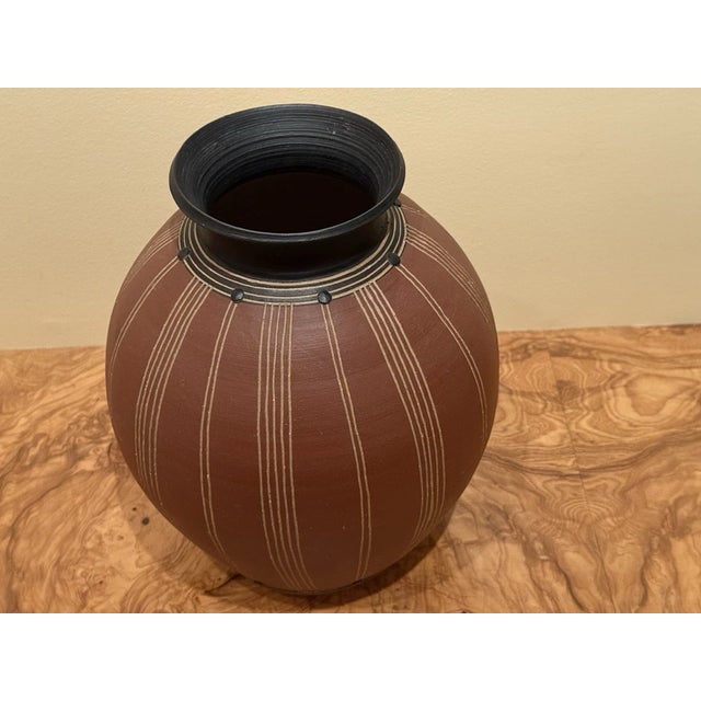 1980s Kenneth Allen Fine Stoneware Pottery Vase Scraffrito Design 11" Signed & Dated For Sale - Image 14 of 15
