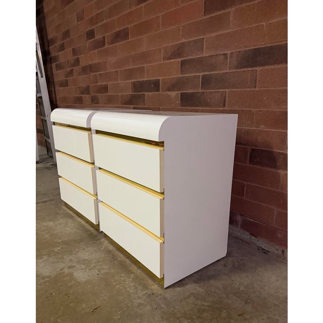 Mid-Century Modern Pair of Vintage 1980s Postmodern Waterfall White Lacquer Nightstands For Sale - Image 3 of 9
