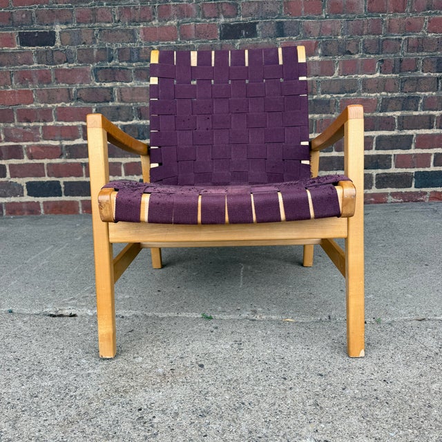 This is a authentic Jens Risom for Knoll strap lounge chair made in 2000. It has a maroon nylon strapping and champagne...
