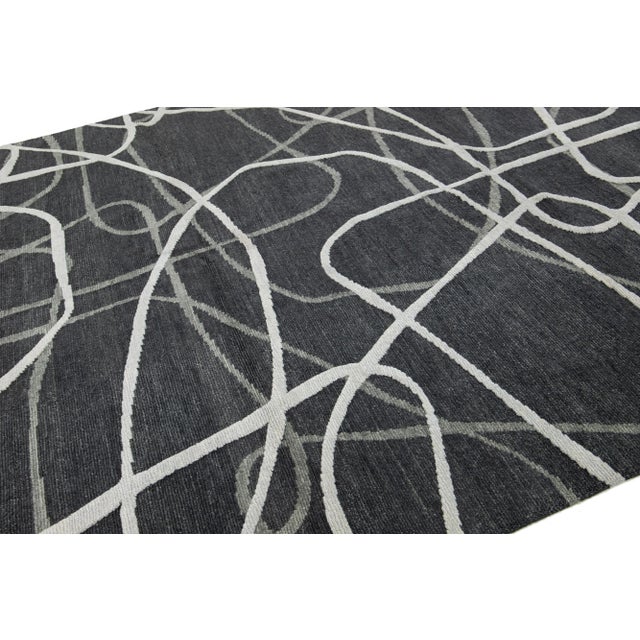 Handmade Abstract Contemporary Wool Rug in Dark Gray For Sale In New York - Image 6 of 11