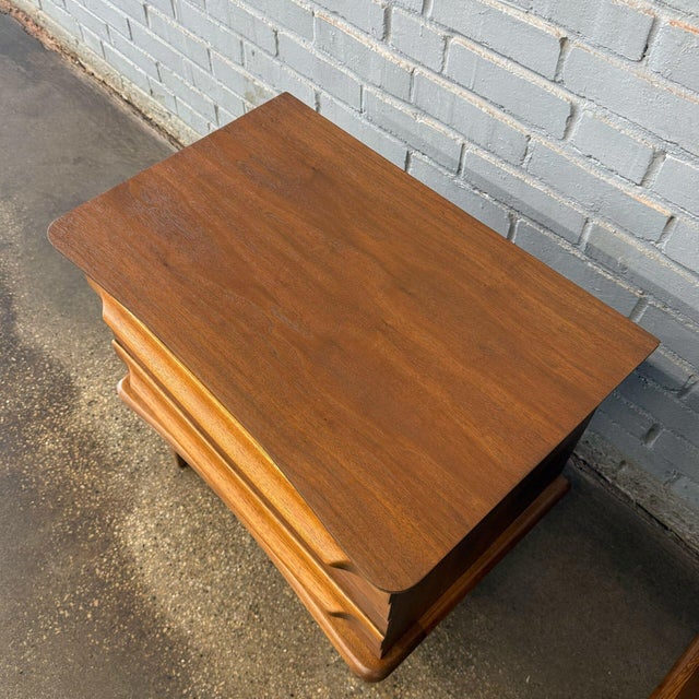 Pair of 1960s Walnut Nightstands by United Furniture Co., Attributed For Sale - Image 4 of 6