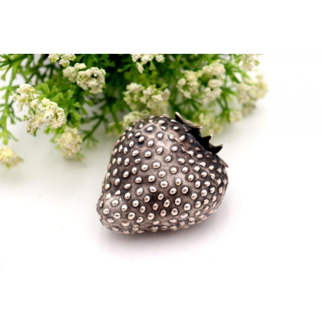 Strawberry-Shaped Box with Reliefs and Applications For Sale - Image 3 of 6