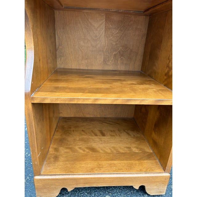 Ethan Allen Mid 20th Century Ethan Allen Baumritter Heirloom Maple Nightstand #10-5046 For Sale - Image 4 of 8