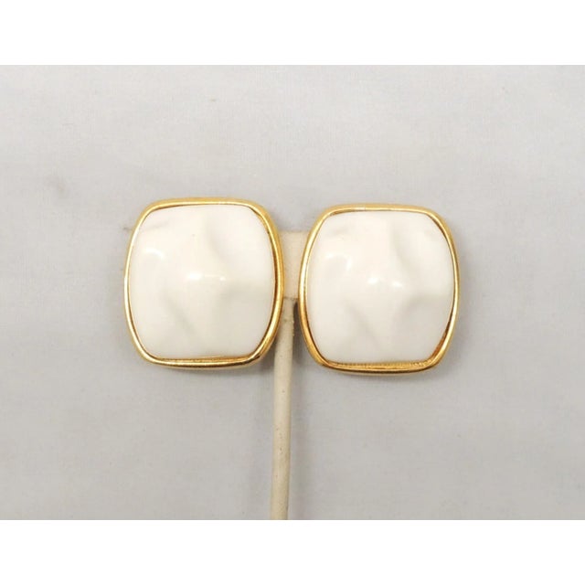 1980s Vintage 1980s Signed Alexis Kirk Modernist White Resin Clip Earrings- 2 Pieces For Sale - Image 5 of 7