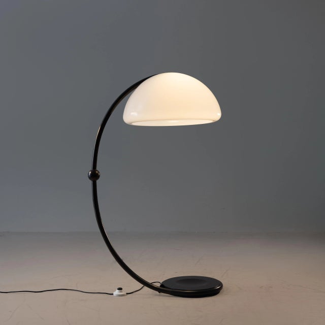 Serpente Floor Lamp by Elio Martinelli for Martinelli Luce For Sale - Image 3 of 10