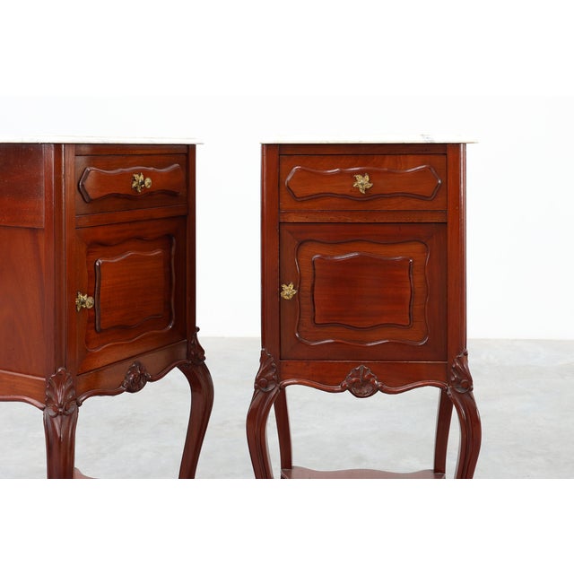 Walnut Louis XV Nightstands with Carrara Marble Tops, France, 1900, Set of 2 For Sale - Image 10 of 17