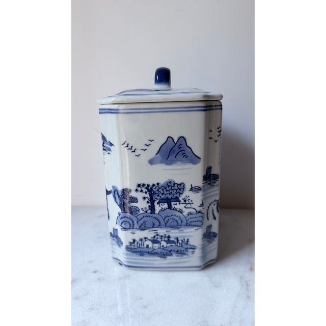 1970s Blue and White Chinoiserie Rectangular Jar With Lid For Sale - Image 5 of 13