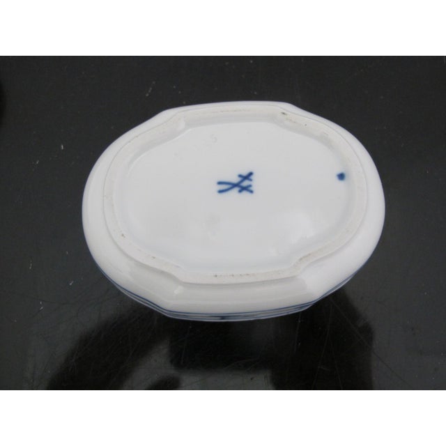 Early 20th Century Meissen Crossed Swords Blue Onion Small Oval Jar Box With Lid For Sale - Image 5 of 10