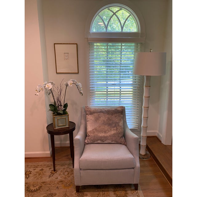 This abstract mottled pillow in shades of gray will bring style and sophistication into your room. The finishing details...