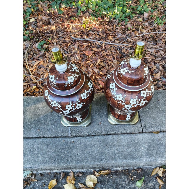1960s Vintage Chinoiserie Brown & White Floral Ginger Jar Table Lamps – Pair For Sale - Image 5 of 7