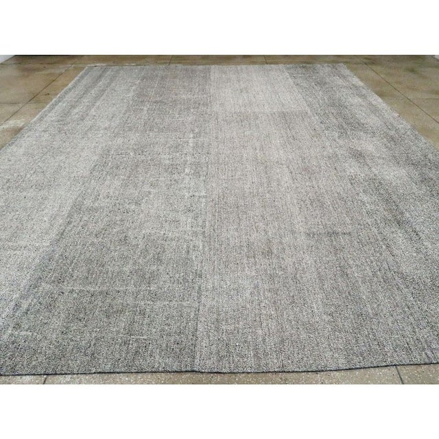 Mid 20th Century Galerie Shabab Collection Mid-20th Century Handmade Turkish Flatweave Kilim Large Room Size Carpet in Grey For Sale - Image 5 of 10