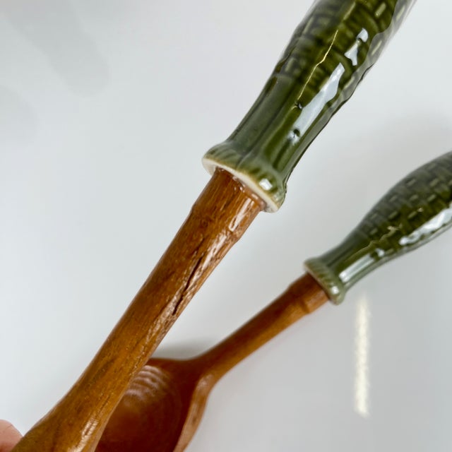 1970s Green Ceramic Salt and Pepper Shakers and Salad Servers, 1970s, Set of 4 For Sale - Image 5 of 10