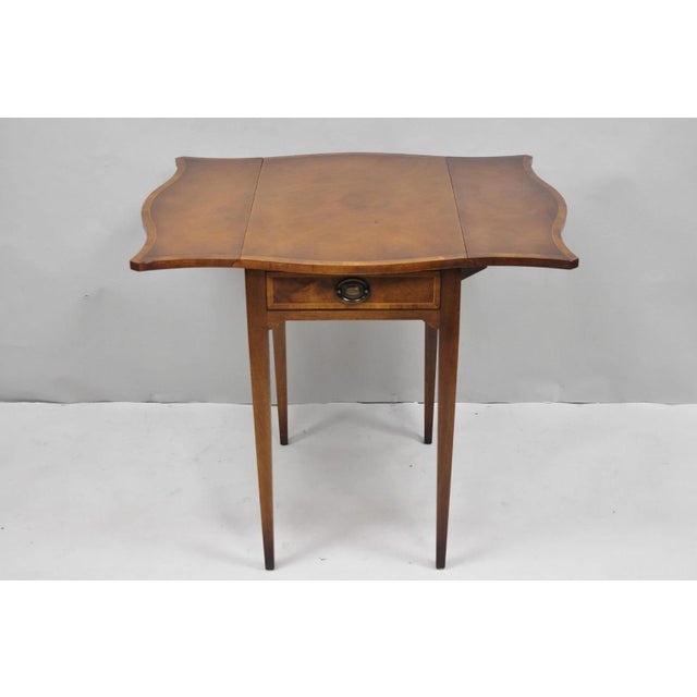 Hepplewhite Vintage Baker Hepplewhite Style Mahogany Pembroke Dropleaf Lamp Side Table For Sale - Image 3 of 17