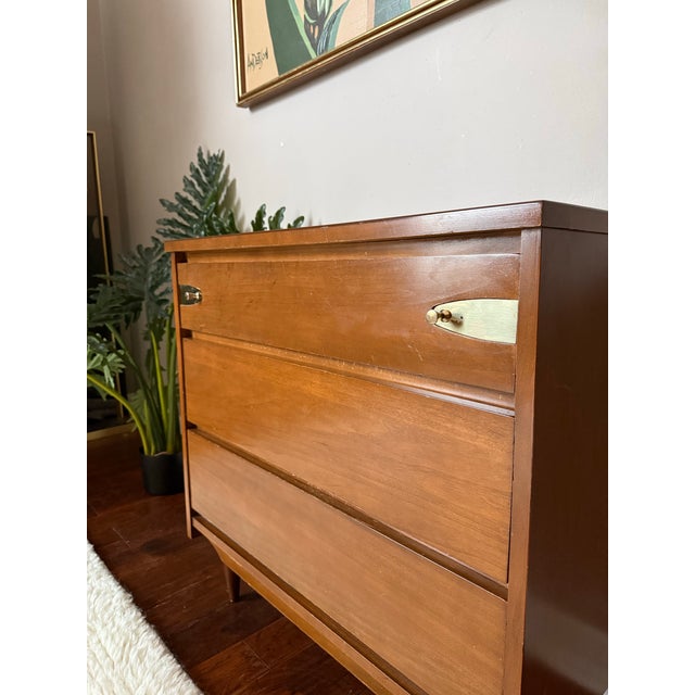 Stanley Furniture Vintage Mid Century Modern Walnut 3 Drawer Dresser in the Style of Stanley For Sale - Image 4 of 12