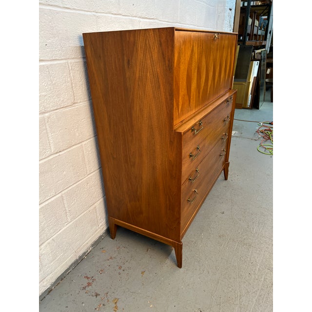 Mid 20th Century 1960s Mid-Century Modern Highboy Dresser by Red Lion Table Co Inc. For Sale - Image 5 of 18