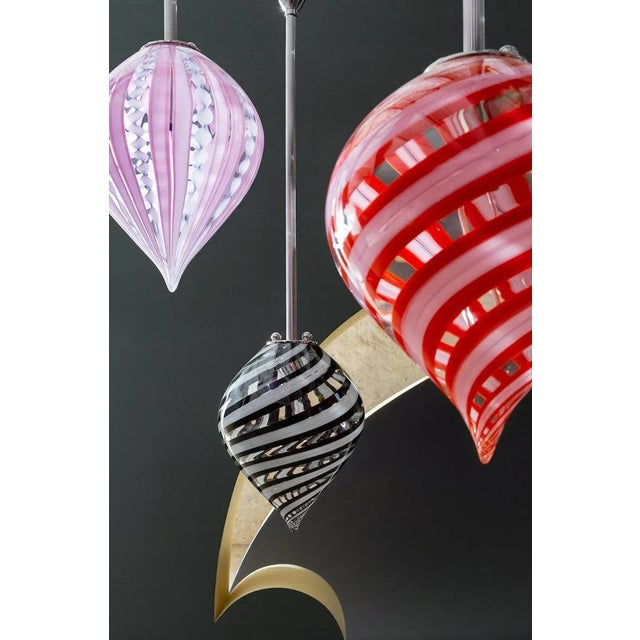 Rosa rosso pendant balloon spirale by magic circus editions dimensions: h 36 x w 27 x d 27 cm materials: fluted brass,...