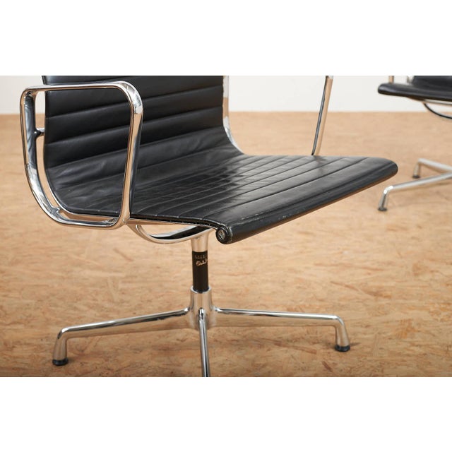 Vitra Swivel Chair EA 104 in Chrome-Plated Aluminum and Black Leather Upholstery by Ray and Charles Eames for Vitra, 1958 For Sale - Image 4 of 18