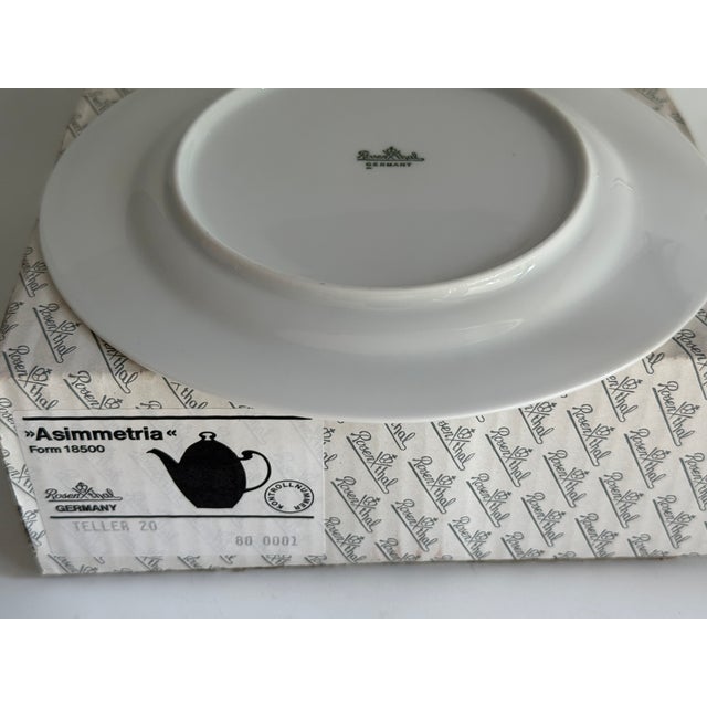 White and Gilt Asimmetria Salad Plates by Björn Wiinblad for Rosenthal Studio Linie, 1992, Set of 6 For Sale - Image 6 of 8