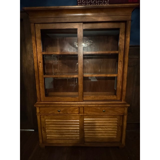 Ethan Allen Ethan Allen Tango Sideboard & Hutch – 54.5″w, Glass Upper Cabinet & Louvered Base For Sale - Image 4 of 13