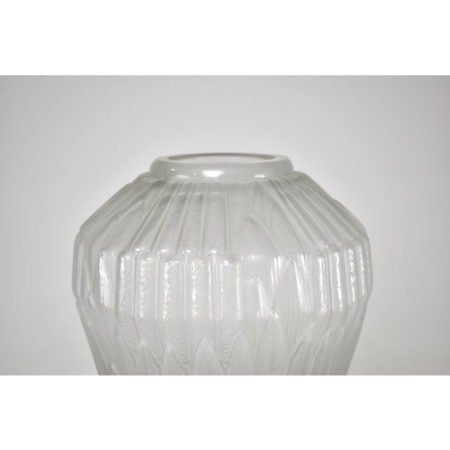 1930s French Art Deco Frosted Glass Vase by André Hunebelle For Sale - Image 4 of 9