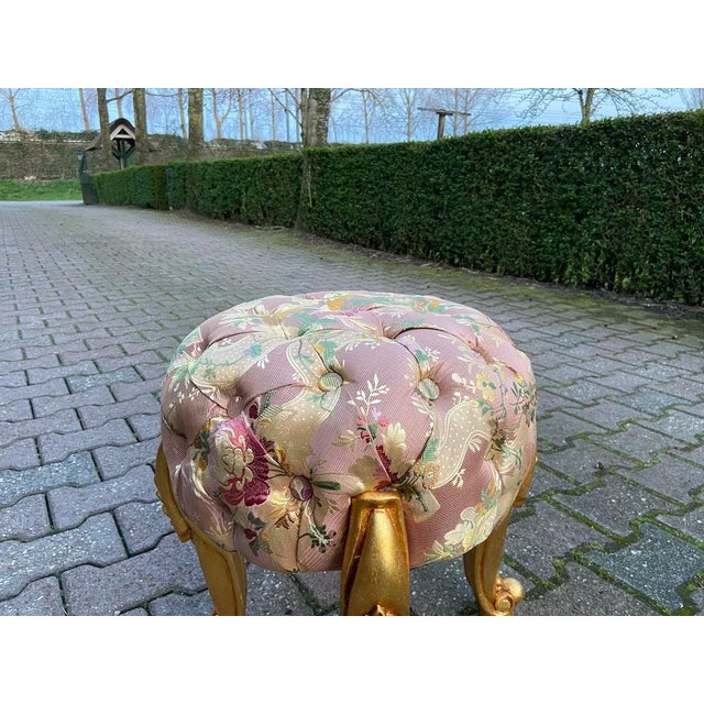 1980s French Louis XVI Bench Pouf Stool – Gilt Beech & Rose Damask Upholstery This elegant French Louis XVI-style bench...