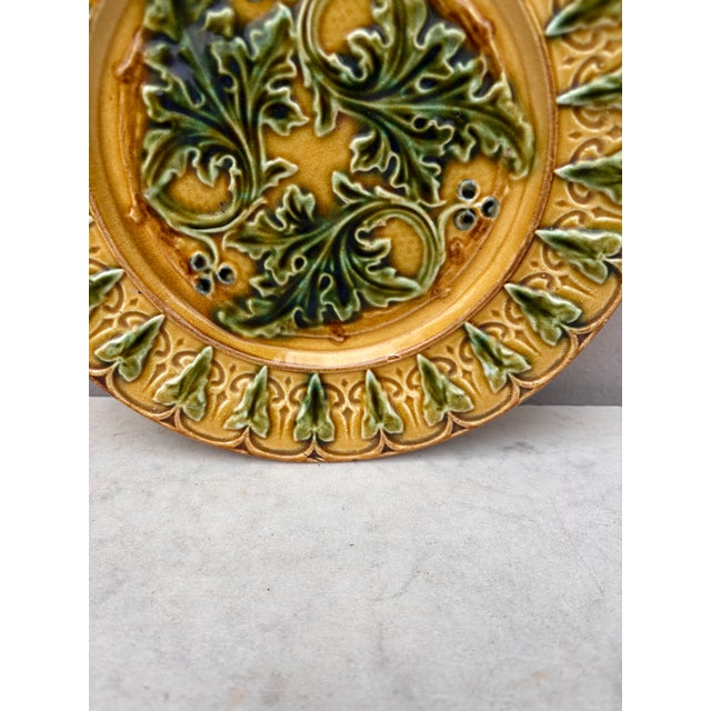 French Majolica Acanthus Leaves Plate, Circa 1880 For Sale - Image 4 of 5