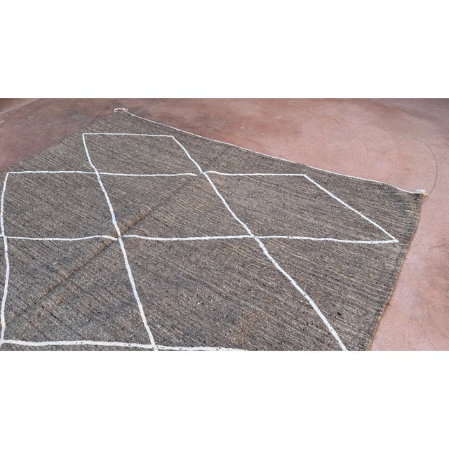 Mid-Century Modern Flatweave Moroccan Kilim Rug - 9.6 X 5.91 Ft For Sale In Cleveland - Image 6 of 9
