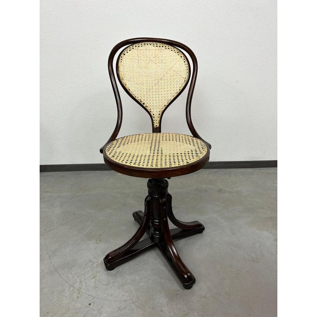 Bentwood No. 9 Swivel Chair attributed to J. J. Kohn for Thonet, 1886 For Sale - Image 3 of 8