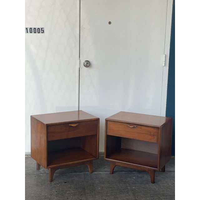 Mid-Century Modern 1970s Vintage Mid Century Modern Walnut End Tables with Dovetail Drawers by Lane - Set of 2 For Sale - Image 3 of 8