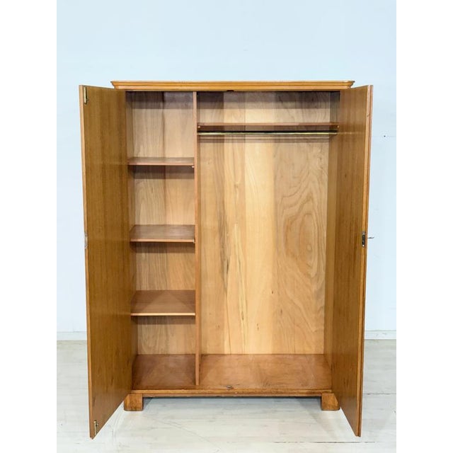 Well-maintained wardrobe from the 1960s in high-quality oak finish. The wardrobe impresses with its practical interior...