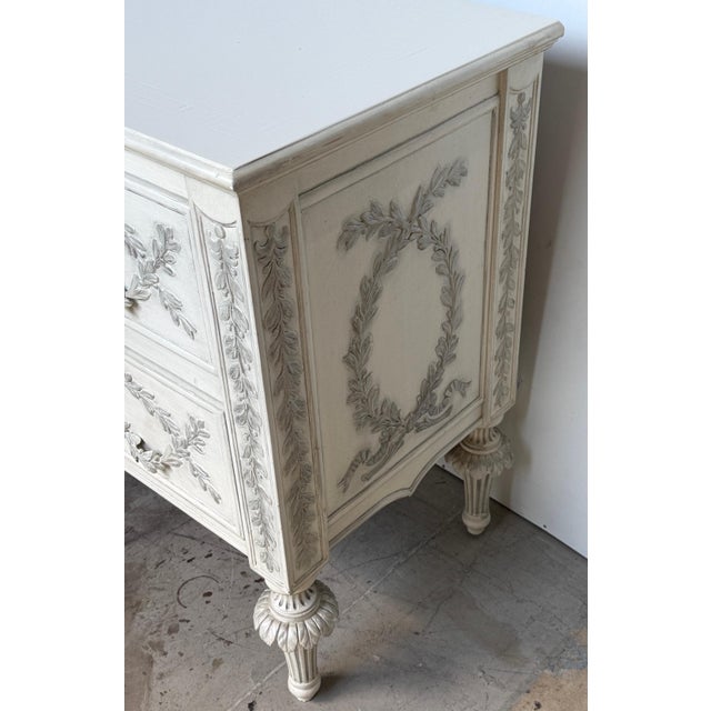 Italian Hand-Carved Tuscan Chest with Laurel Garlands in Antiqued Silver Leaf For Sale - Image 15 of 18