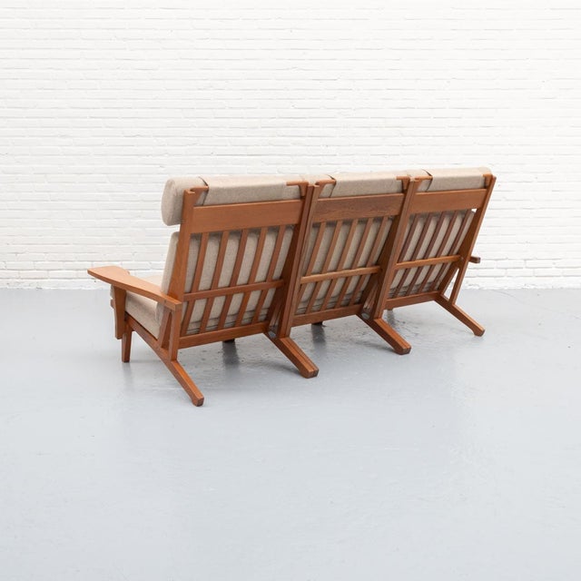GE-375/3 Three-Seater Sofa by Hans Wegner for Getama For Sale - Image 4 of 17