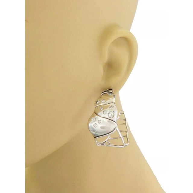 This chic authentic pair of earrings are by John Hardy from the Bamboo Collection, they are crafted from sterling silver...