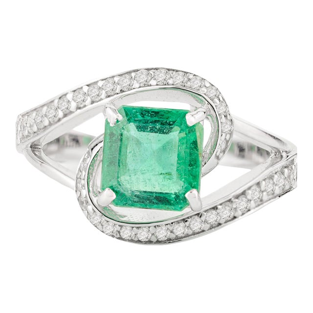 Square Cut Emerald Ring Embellished With Diamond Size 6 For Sale