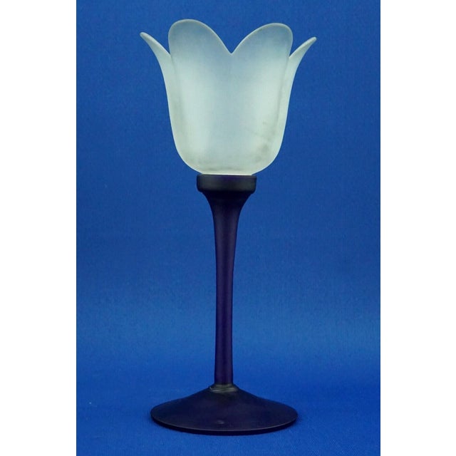 Item : A stunning tulip-shaped vase in Murano glass, two-tone, with a blue stem or pedestal and an opaline white flower....