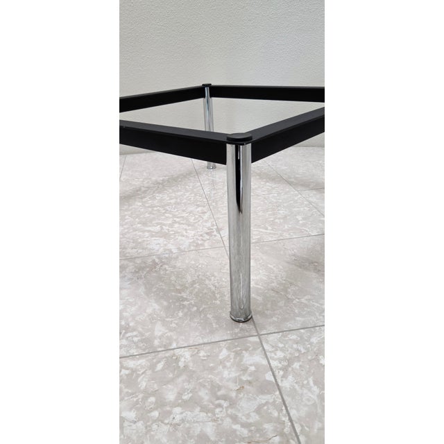 Cassina Lc10 Table en Tube Basse Coffee Table Glass Top Chrome Legs Black Base Le Corbusier Pierre Jeanneret Charlotte Perriand For Sale - Image 12 of 13