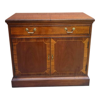 Hickory Chair Crossbanded Mahogany and Satinwood Flip-Top Rolling Buffet Server For Sale