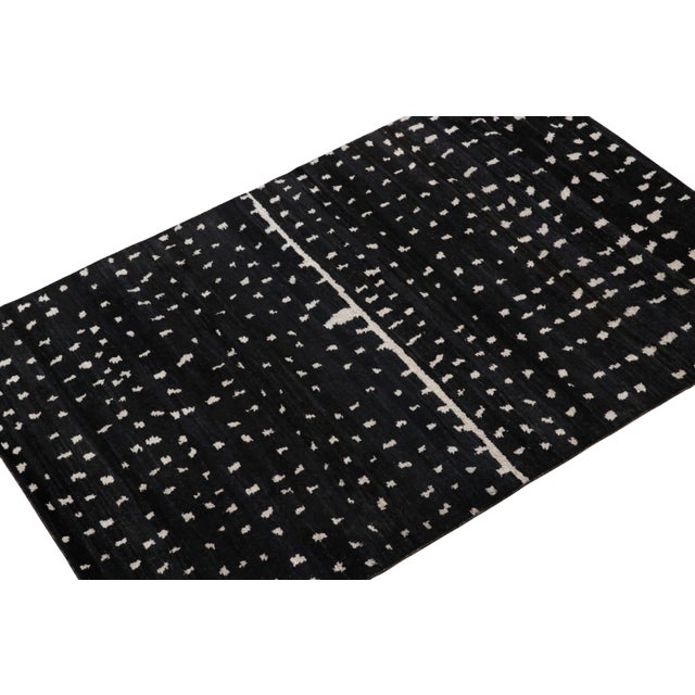 Hand-knotted in silk, this 4x6 modern rug is from the Moroccan rug collection by Rug & Kilim. On the Design: These...