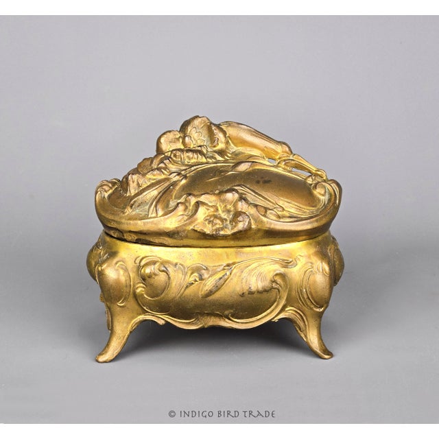 1900 - 1909 1900's Large French Art Nouveau Gilt Metal Jewelry Box For Sale - Image 5 of 10