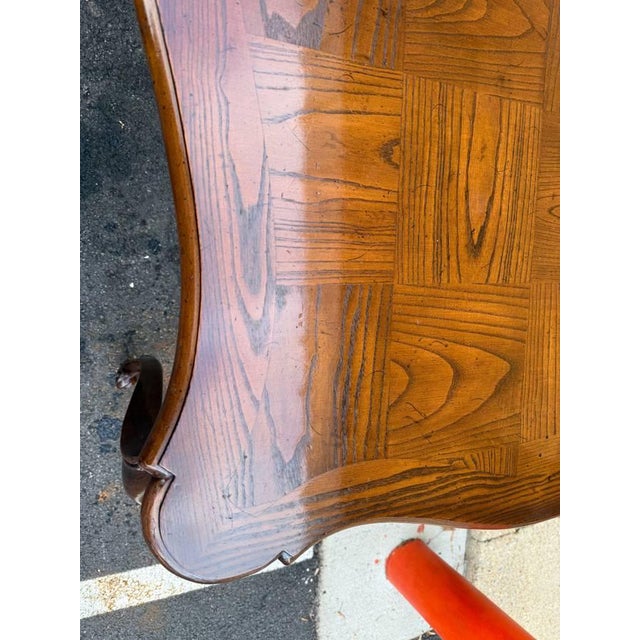 Late 20th Century Henredon Co French Louis XV Style Oak Inlaid Extension Dining Table With 2 Leaves. High End Furniture. For Sale - Image 14 of 15