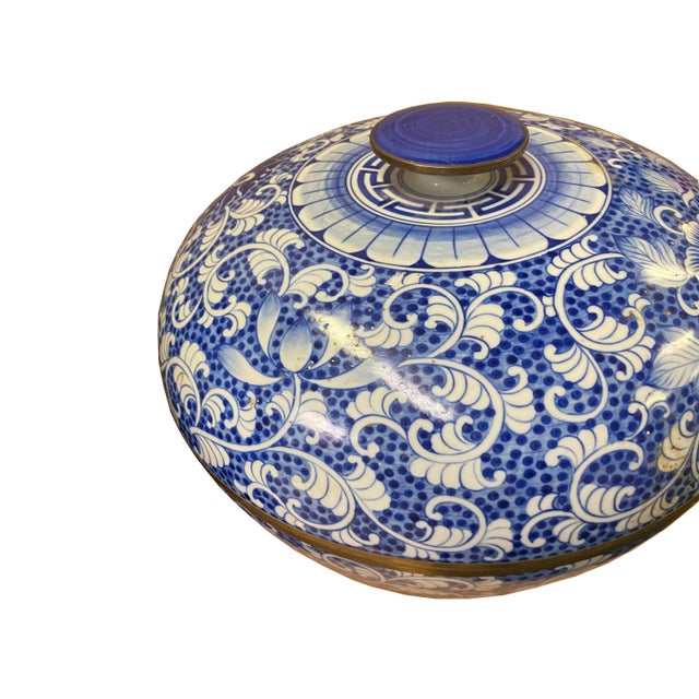 Vintage Blue White Porcelain Floral Pattern Accent Round Box Display For Sale In San Francisco - Image 6 of 8