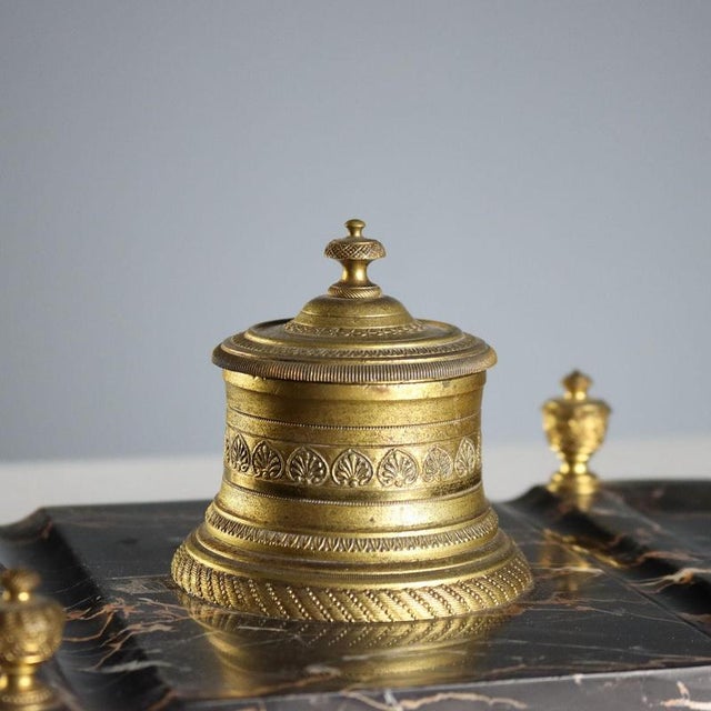 Inkwell in Marble and Gilded Bronze For Sale - Image 3 of 10