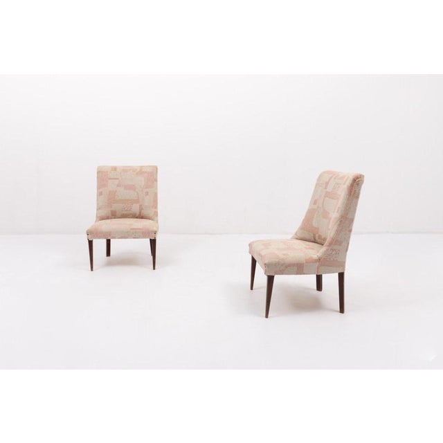 Elegant pair of Italian design side/boudoir chairs with original fabric seat upholstery, features varnished wood legs....