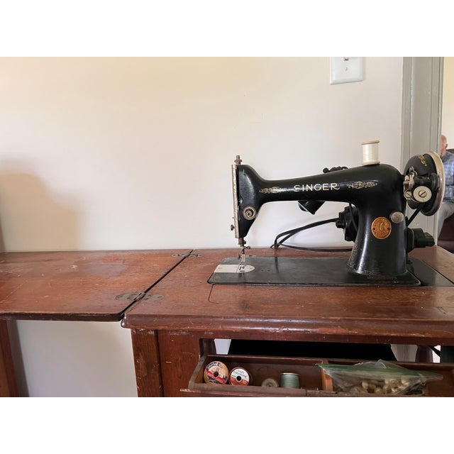A charming 1930s Singer electric sewing machine, Model 66 features the original solid wood cabinet housing. Thhis model...