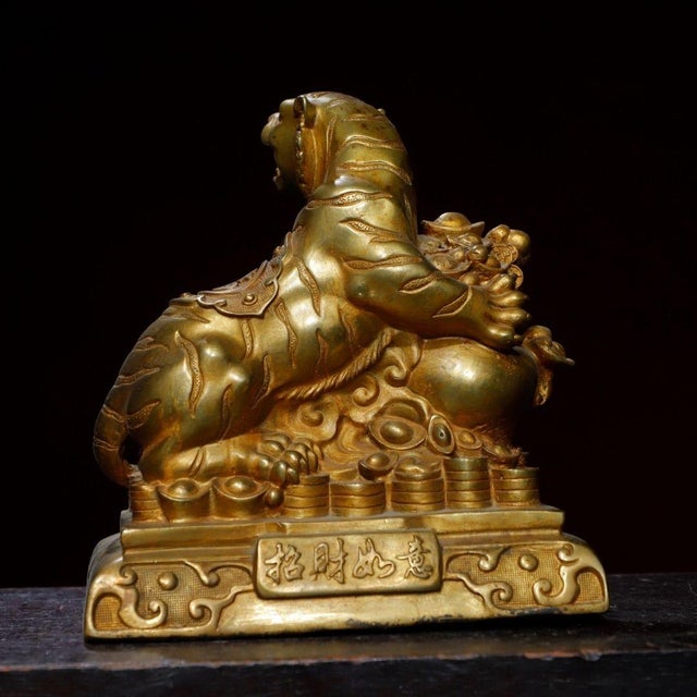 Late 19th Century Late 19th Century Gilt Bronze Tiger With Treasure Vase, 2.9kg For Sale - Image 5 of 9