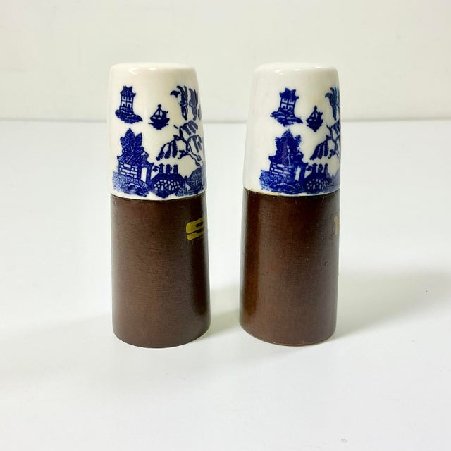 Wood 1950s Chinoiserie Boho Chic Blue Willow Ceramic & Walnut Salt and Pepper Shakers - A Pair For Sale - Image 7 of 8