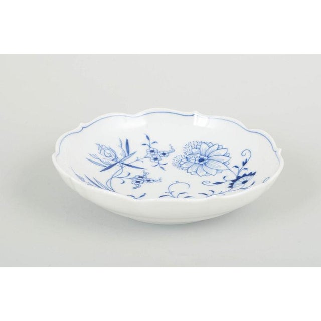 Meissen – “Onion Pattern” Bowl, Mid-20th Century Hand-painted Meissen “Onion Pattern” (Zwiebelmuster) bowl, first quality....